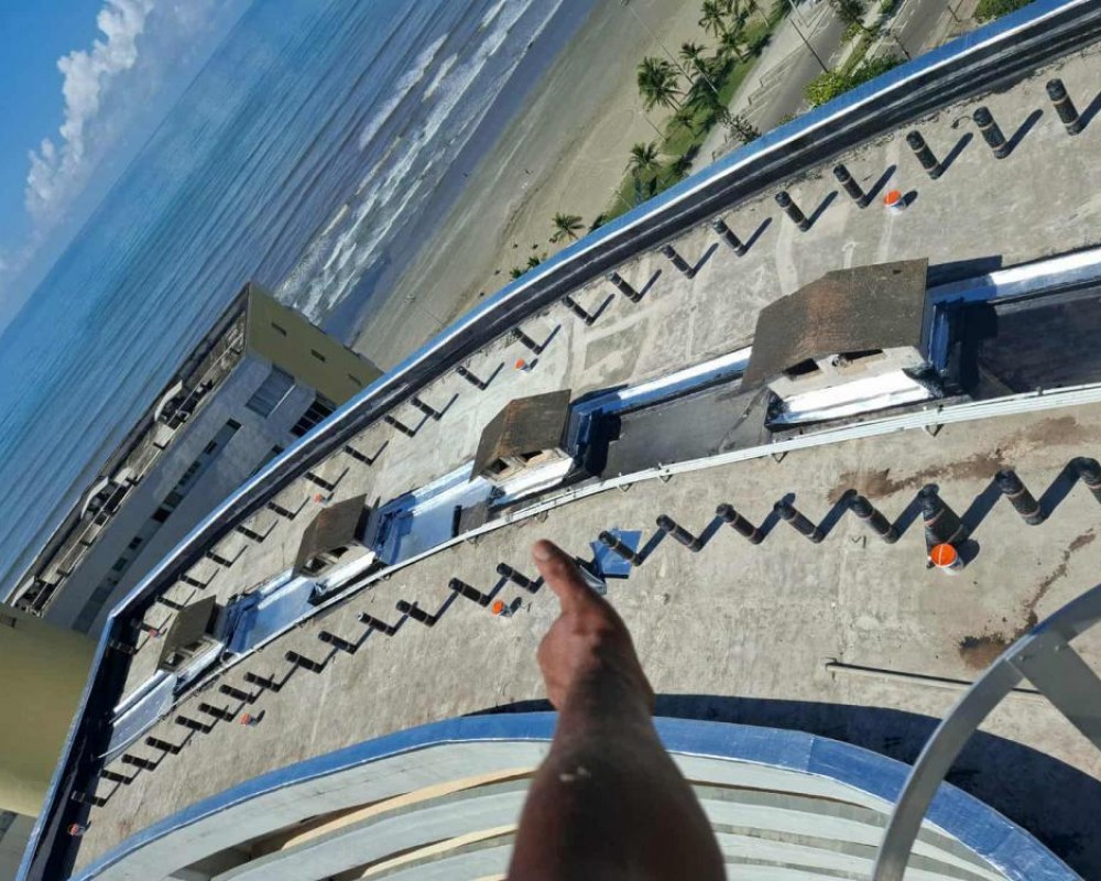 Imagem 27 da galeria Impermeabilização de laje exposta com manta asfáltica aluminada.