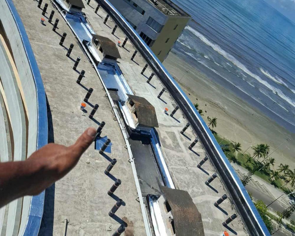 Imagem 56 da galeria Impermeabilização de laje exposta com manta asfáltica aluminada.