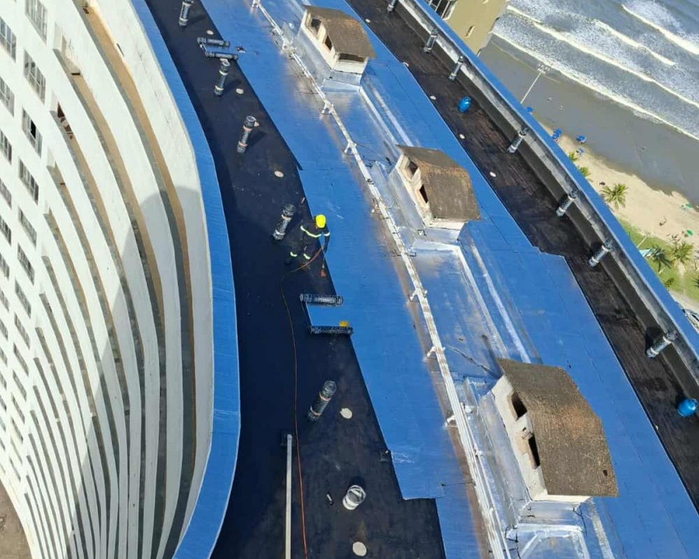 Imagem 65 da galeria Impermeabilização de laje exposta com manta asfáltica aluminada.