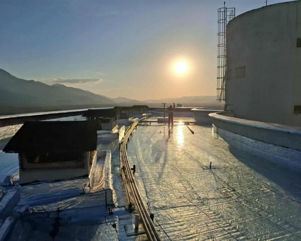 Imagem 25 da galeria Impermeabilização de laje exposta com manta asfáltica aluminada.