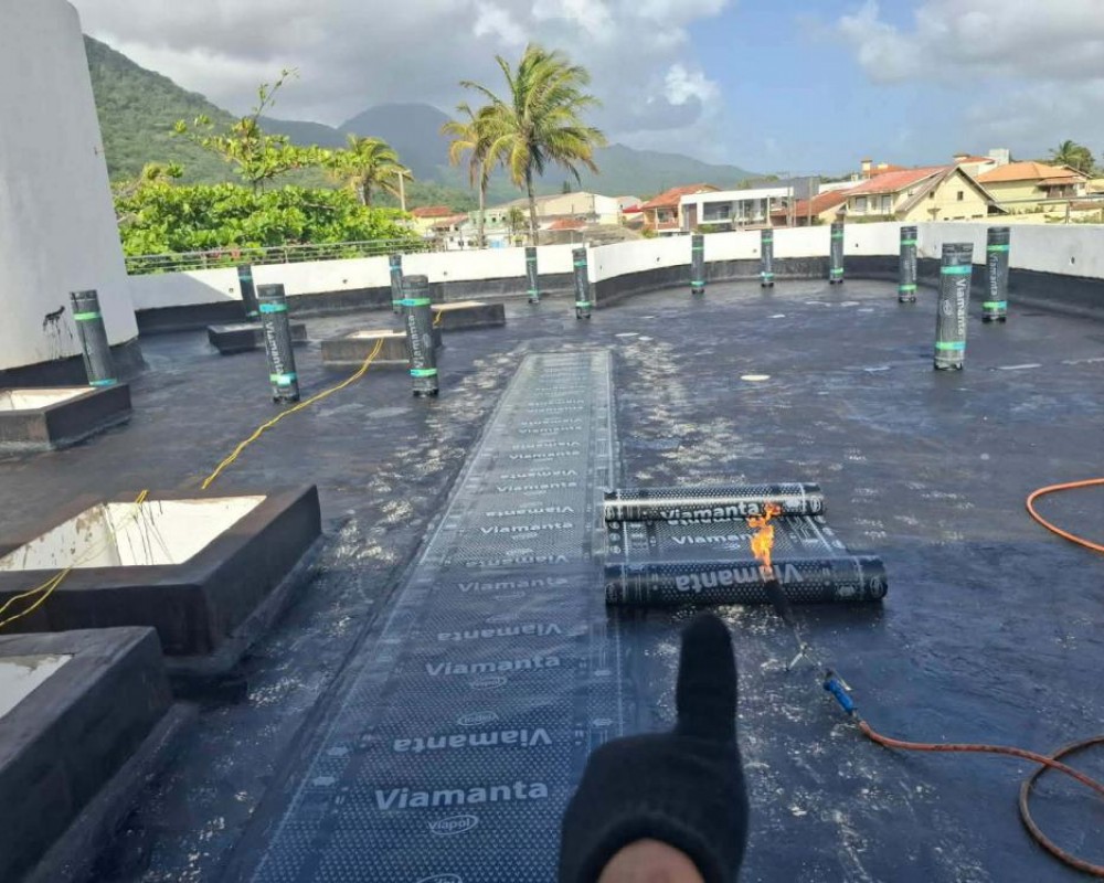 Imagem 2 da galeria Impermeabilização de laje com manta asfáltica, impede passagem de água indesejada.