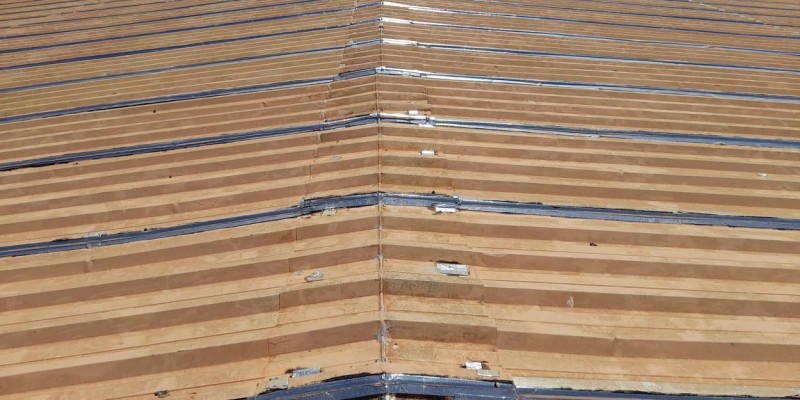 Impermeabilização de Telhado com fita multe uso e prime base solvente. Impermeabilização de Telhado com fita multe uso e prime base solvente.