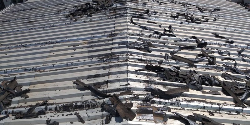 Recuperação, impermeabilização, isolamento térmico para telhados galvanizados. Recuperação, impermeabilização, isolamento térmico para telhados galvanizados.