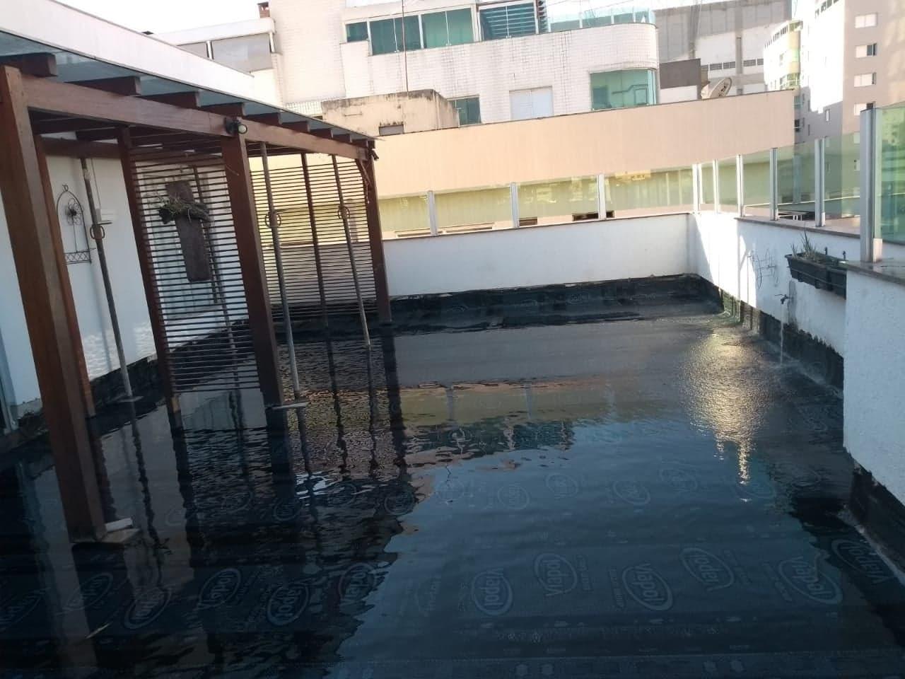 Impermeabilização de laje com manta asfáltica.