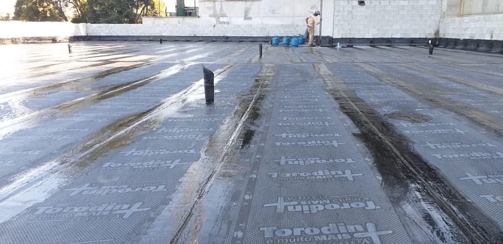 Impermeabilização de laje com manta asfáltica.