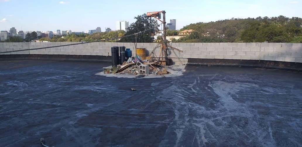 Impermeabilização de laje com manta asfáltica.