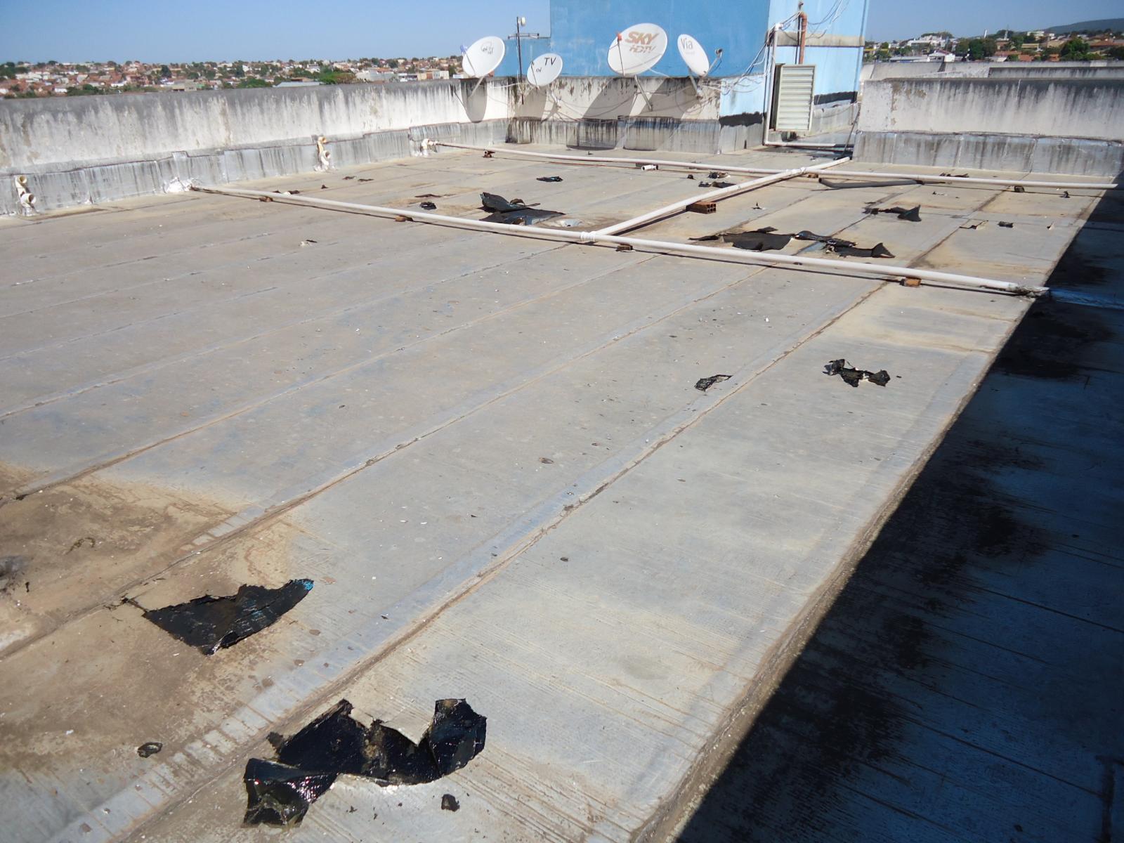 Impermeabilização de laje com manta asfáltica.