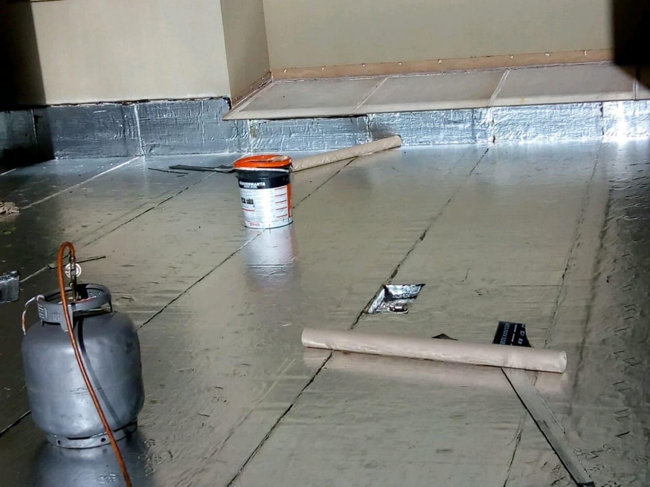 Impermeabilização de laje com manta aluminizada.