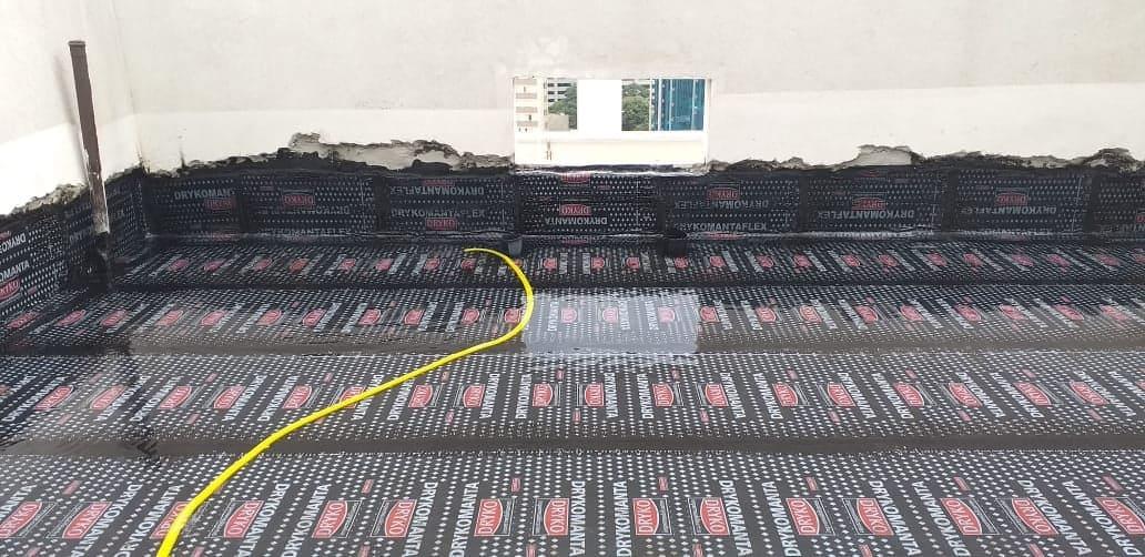 Impermeabilização de laje com manta asfáltica.