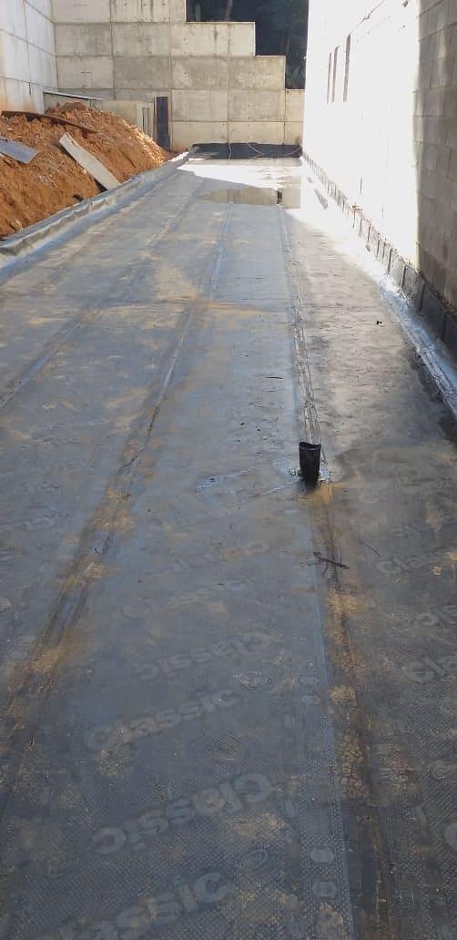 Impermeabilização de laje com manta asfáltica.