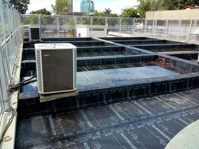 Impermeabilização de laje com manta asfáltica.