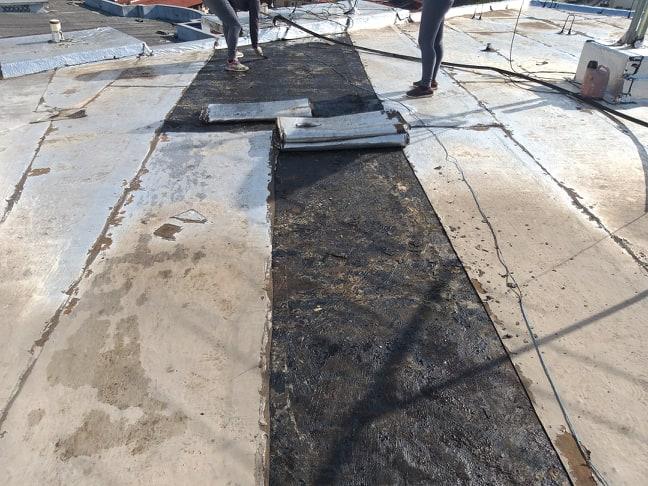 Impermeabilização de laje com manta aluminizada.