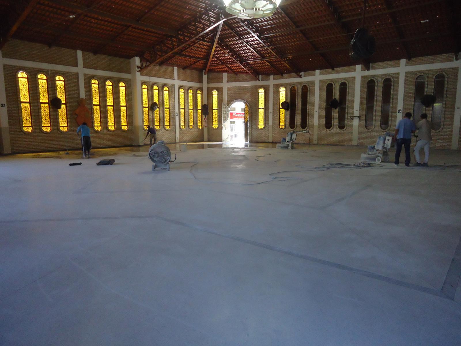 Pisos industriais de alta e baixa resistência, monolítico e concreto. 