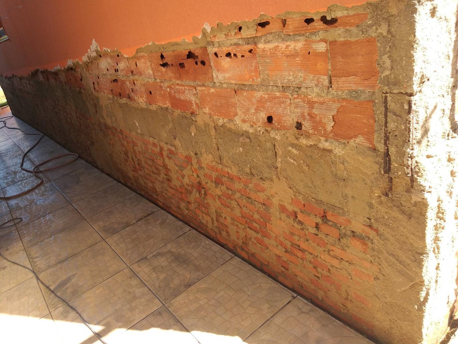 Impermeabilização e tratamento de umidade em parede.