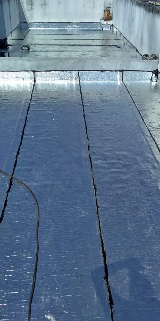 Impermeabilização de Lajes e Telhados Galvanizados, com manta aluminizada e tinta térmica.
