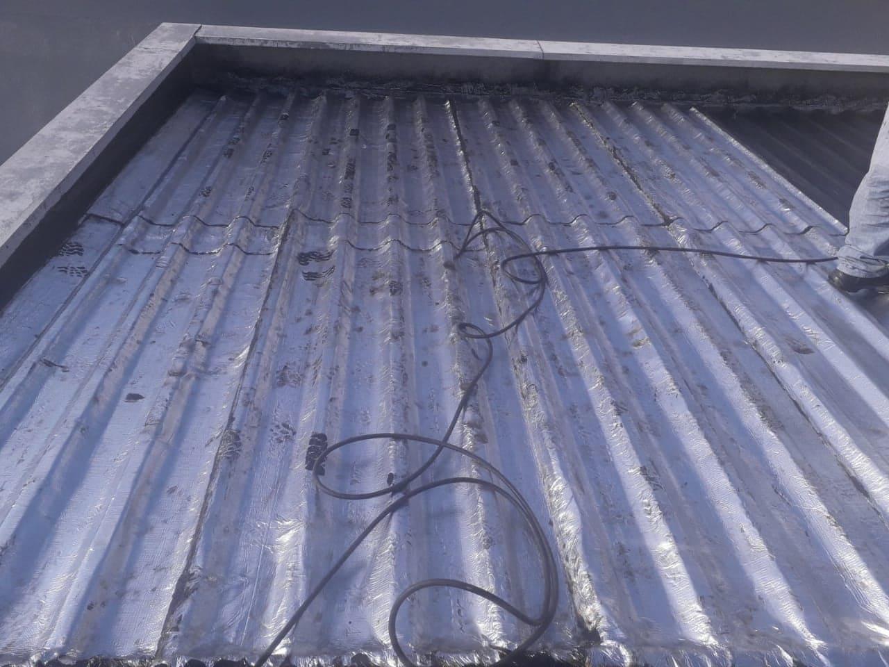 Impermeabilização de Telhados e Coberturas, com manta aluminizada ou tinta térmica.