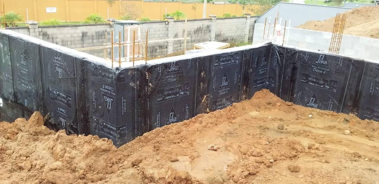 Impermeabilização de mura de arrimo e ambientes aterrados.