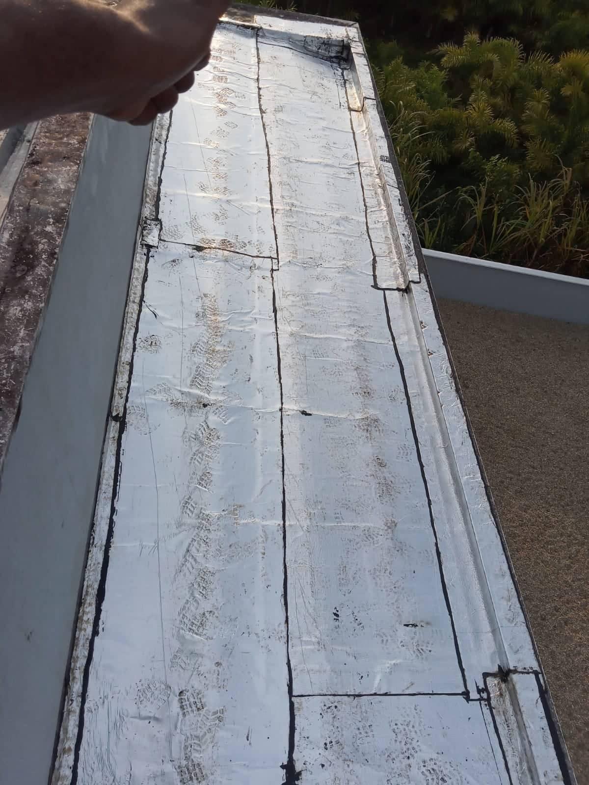 Impermeabilização de lajes e calhas,  com manta alumínio.  