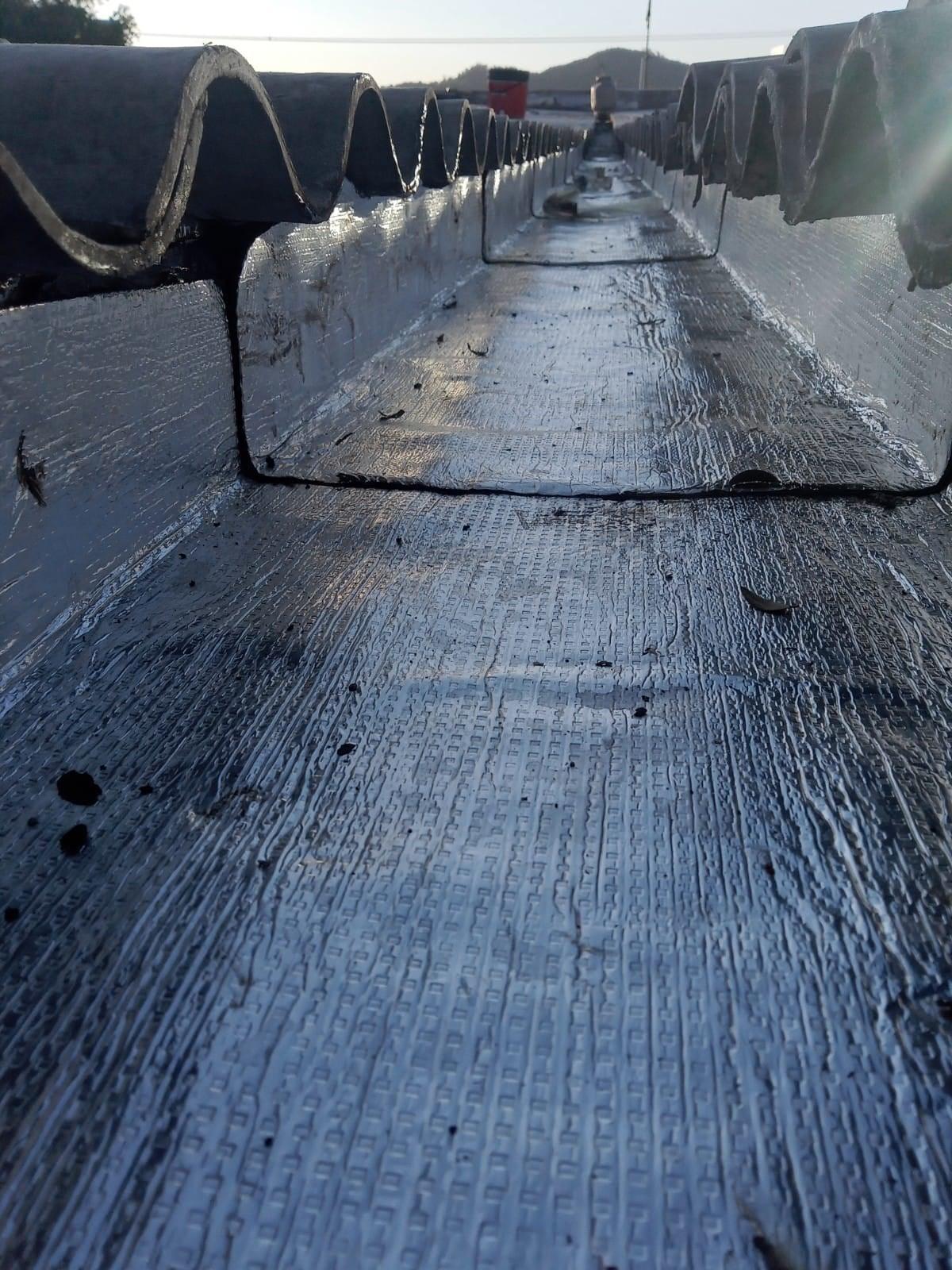 Impermeabilização de calhas e telhados.