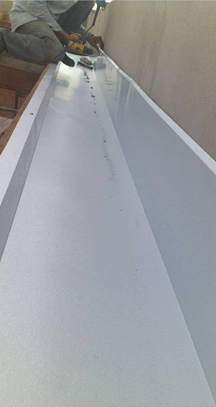 Impermeabilização de calhas e telhados.