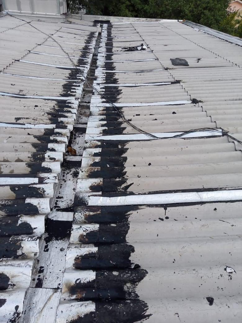 Impermeabilização de telhados e calhas.