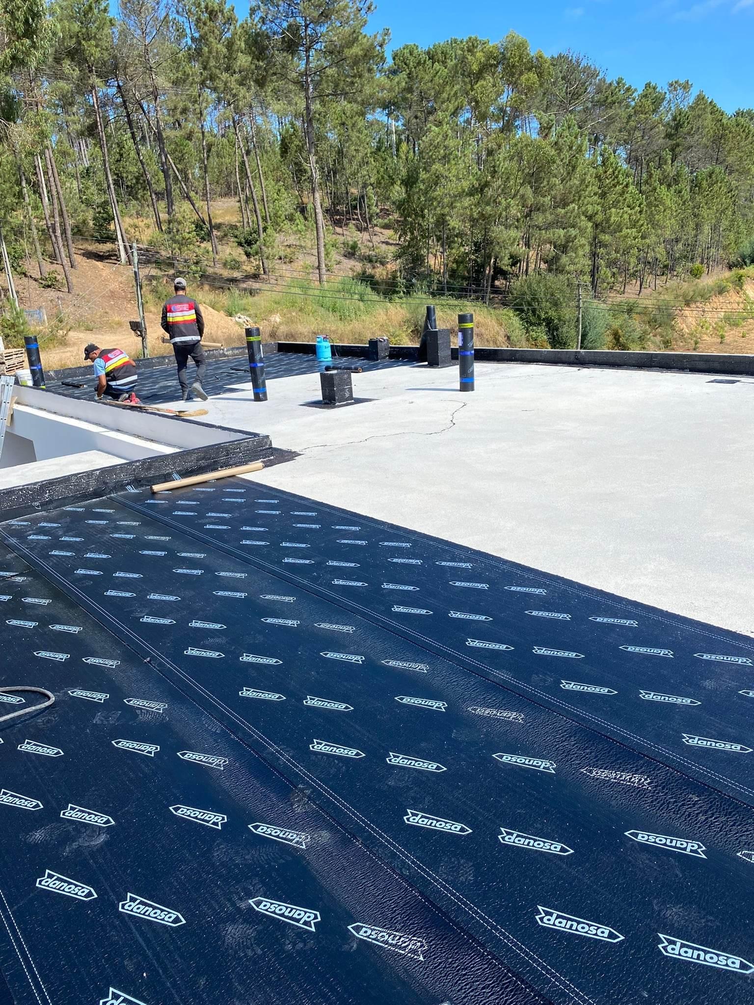 Impermeabilização de lajes e coberturas expostas.