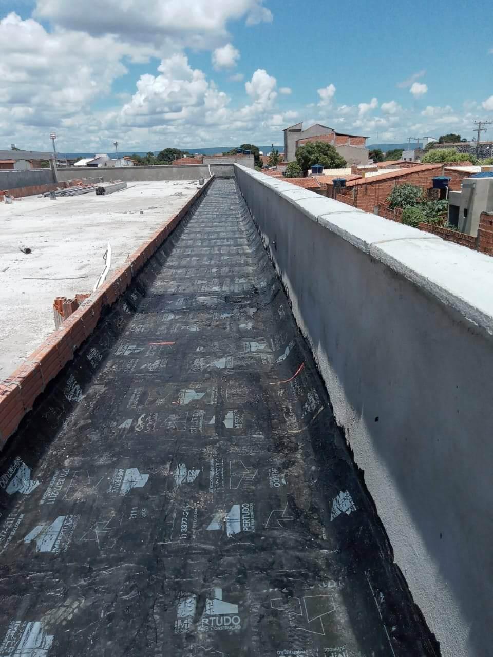 Impermeabilização de calhas e telhados.