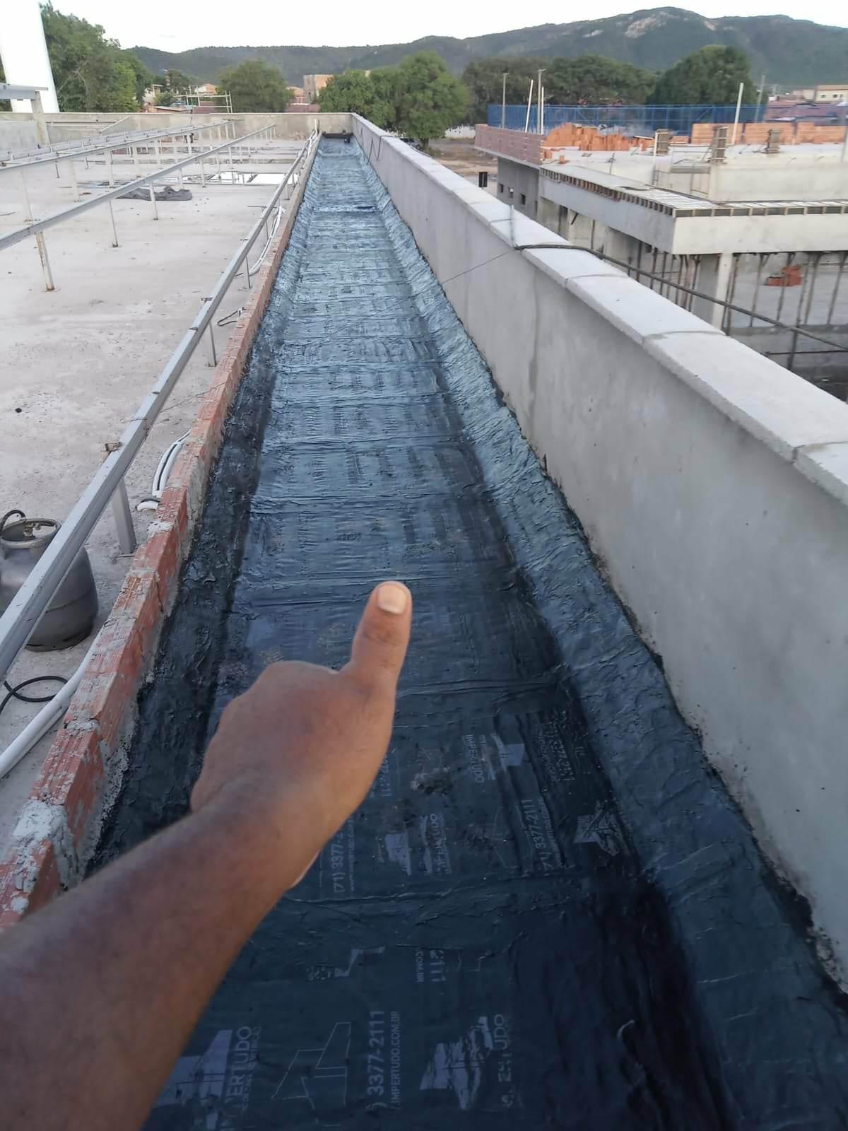 Impermeabilização de calhas de concretos com manta asfáltica, comum ou aluminizada.