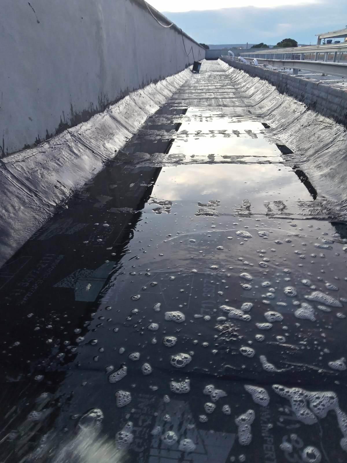 Impermeabilização de calhas de concretos com manta asfáltica, comum ou aluminizada.