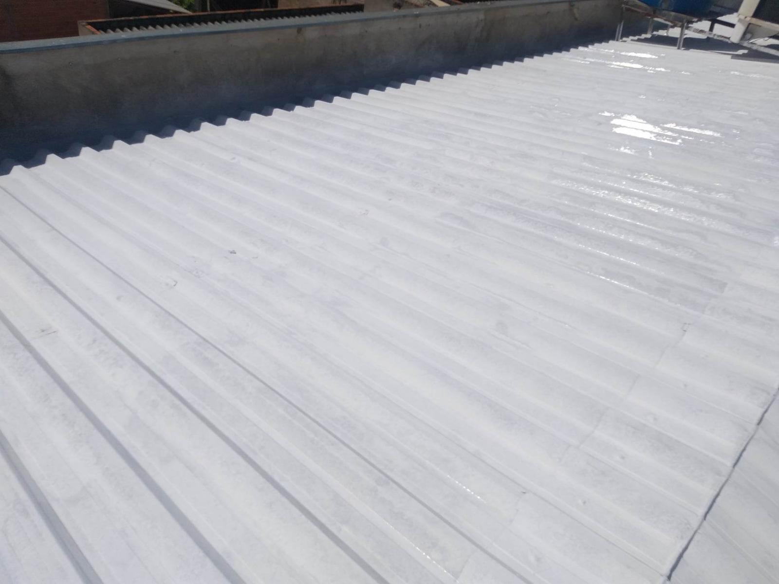 Impermeabilização e isolamento térmico, para telhados e coberturas expostas.