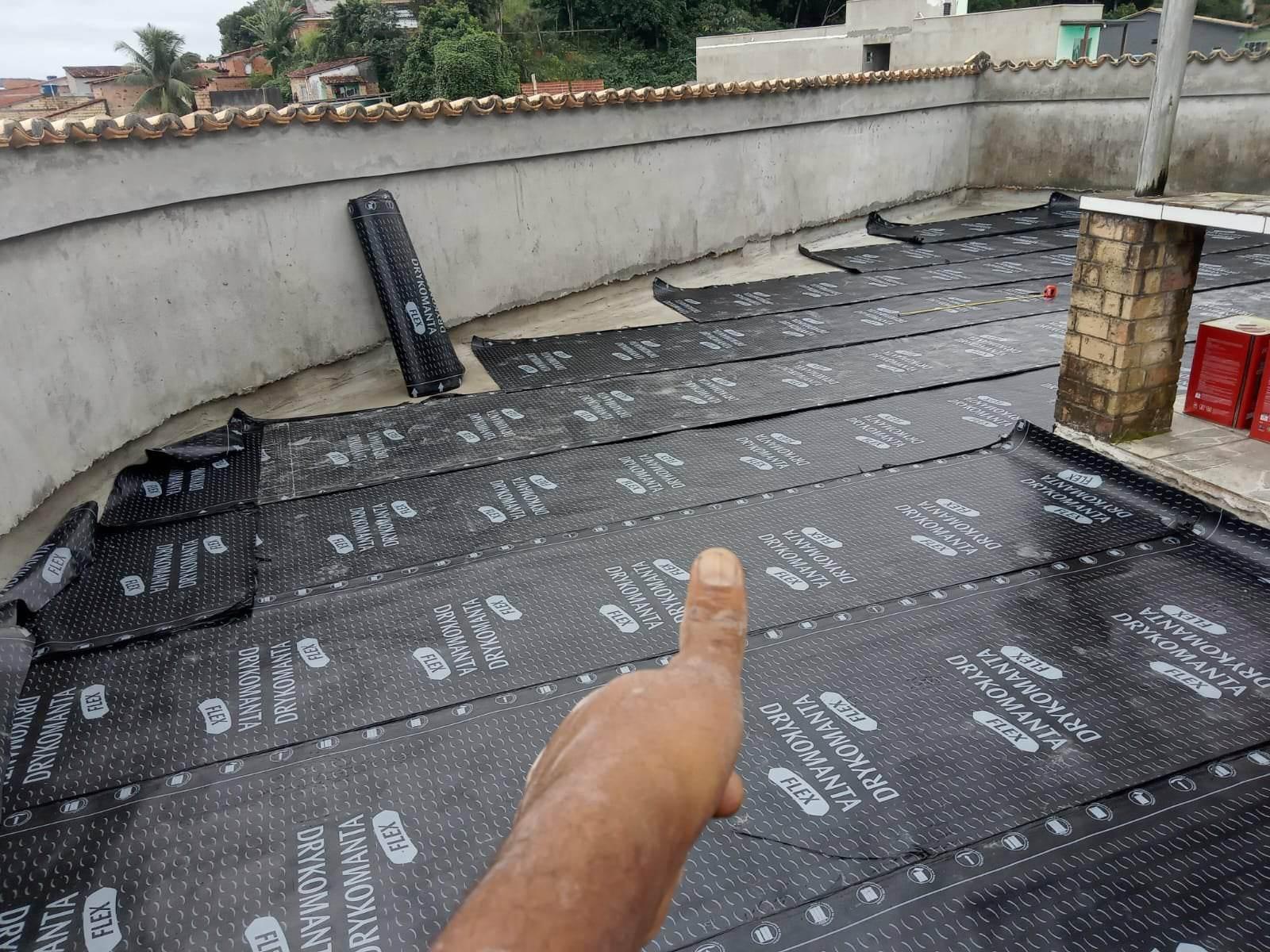 Impermeabilização de laje com manta asfáltica comum.