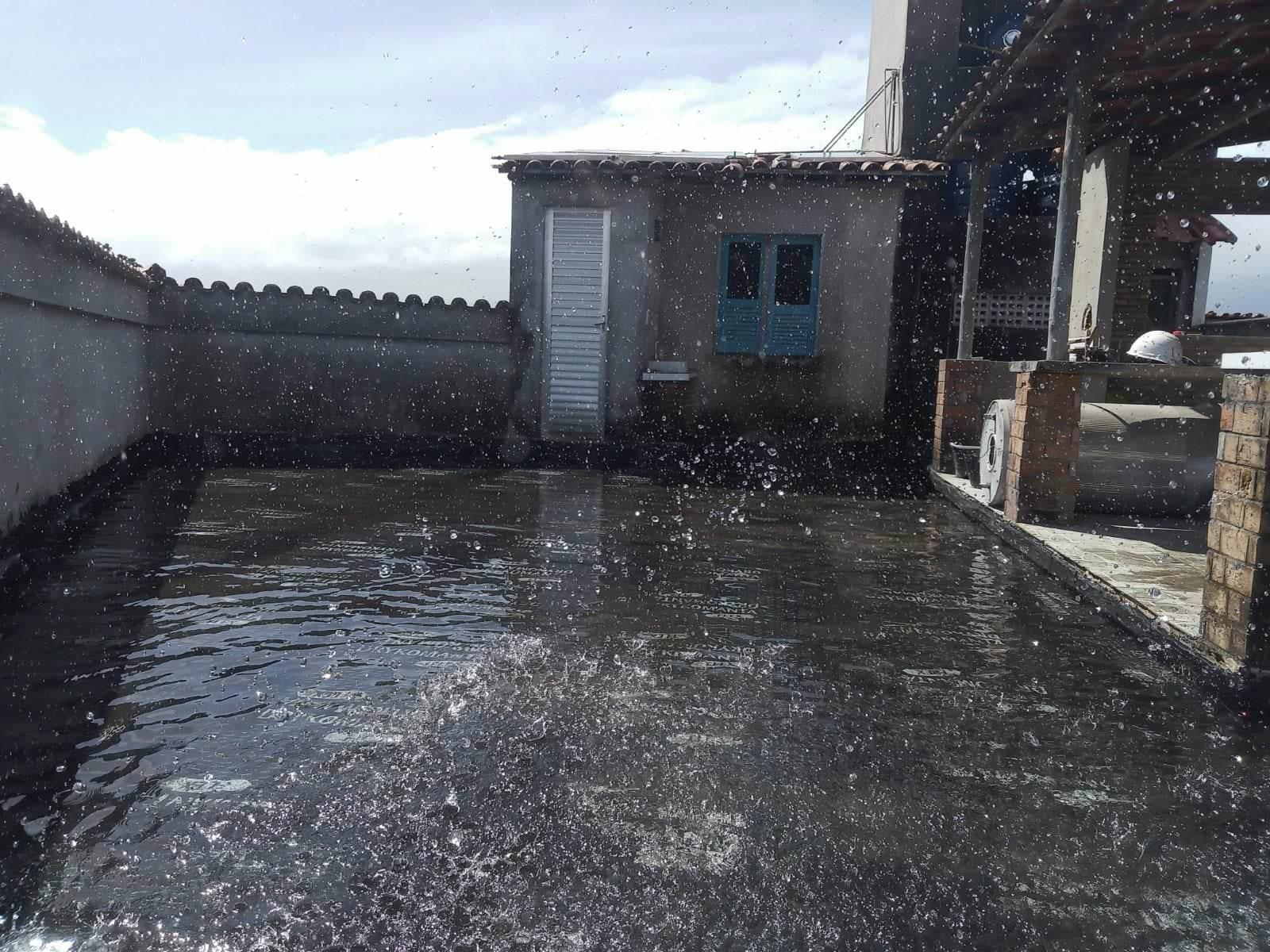 Impermeabilização de laje com manta asfáltica.