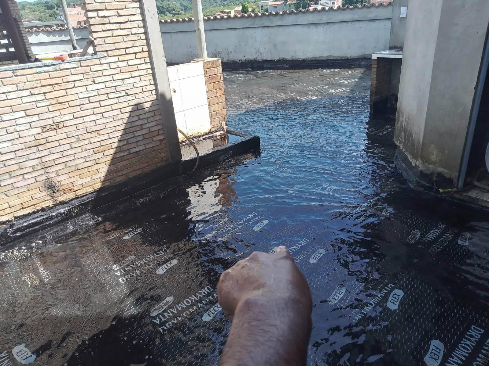 Impermeabilização de laje com manta asfáltica comum. 