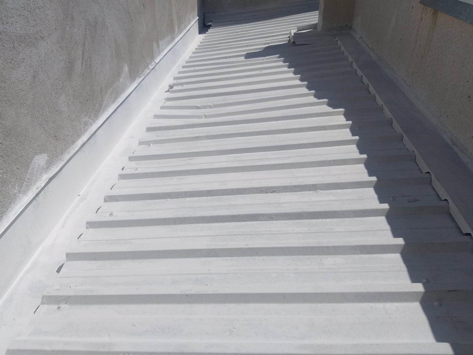 Impermeabilização e isolamento térmico, para telhados e coberturas expostas.