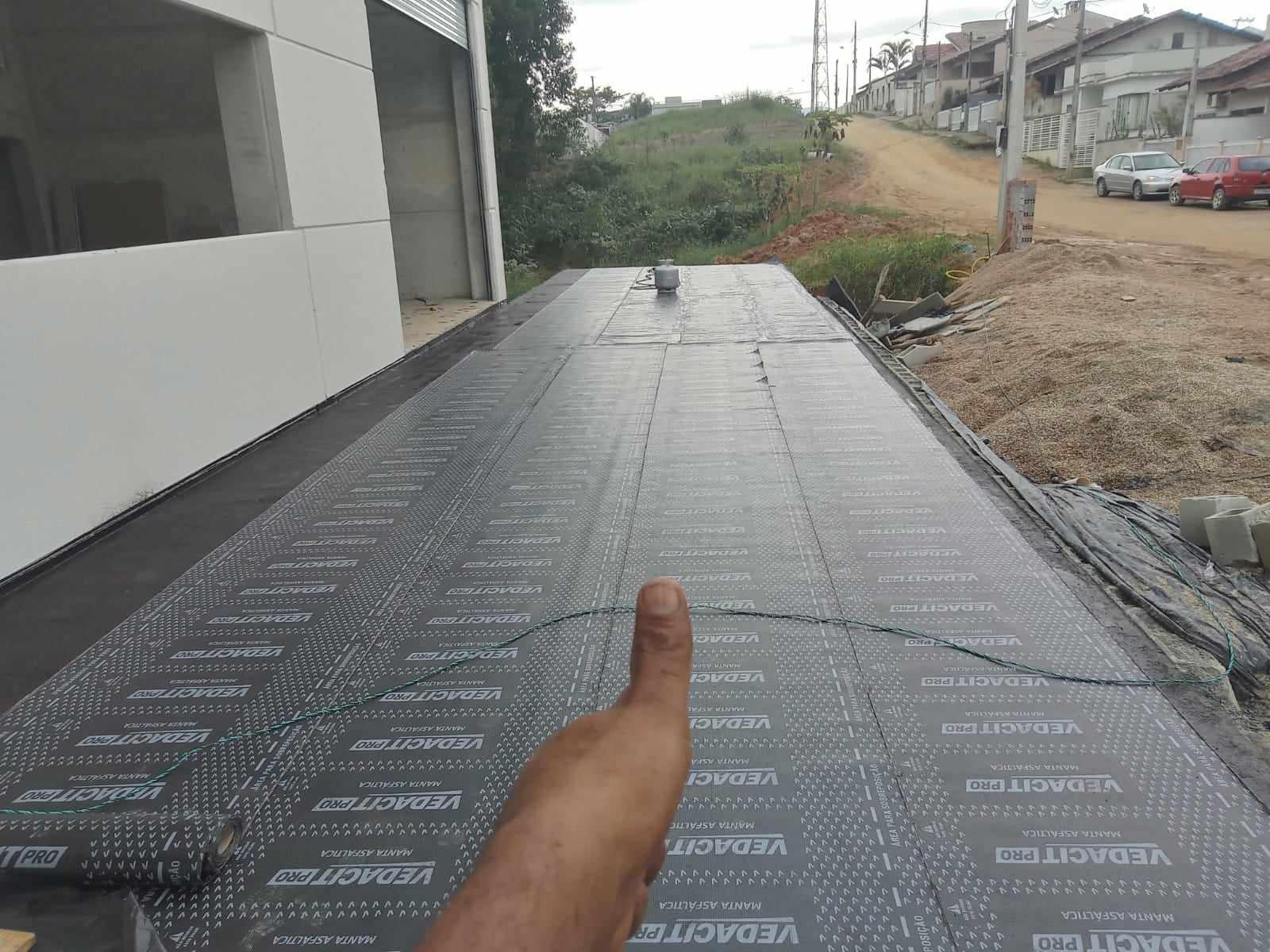 Impermeabilização de laje com manta asfáltica comum.