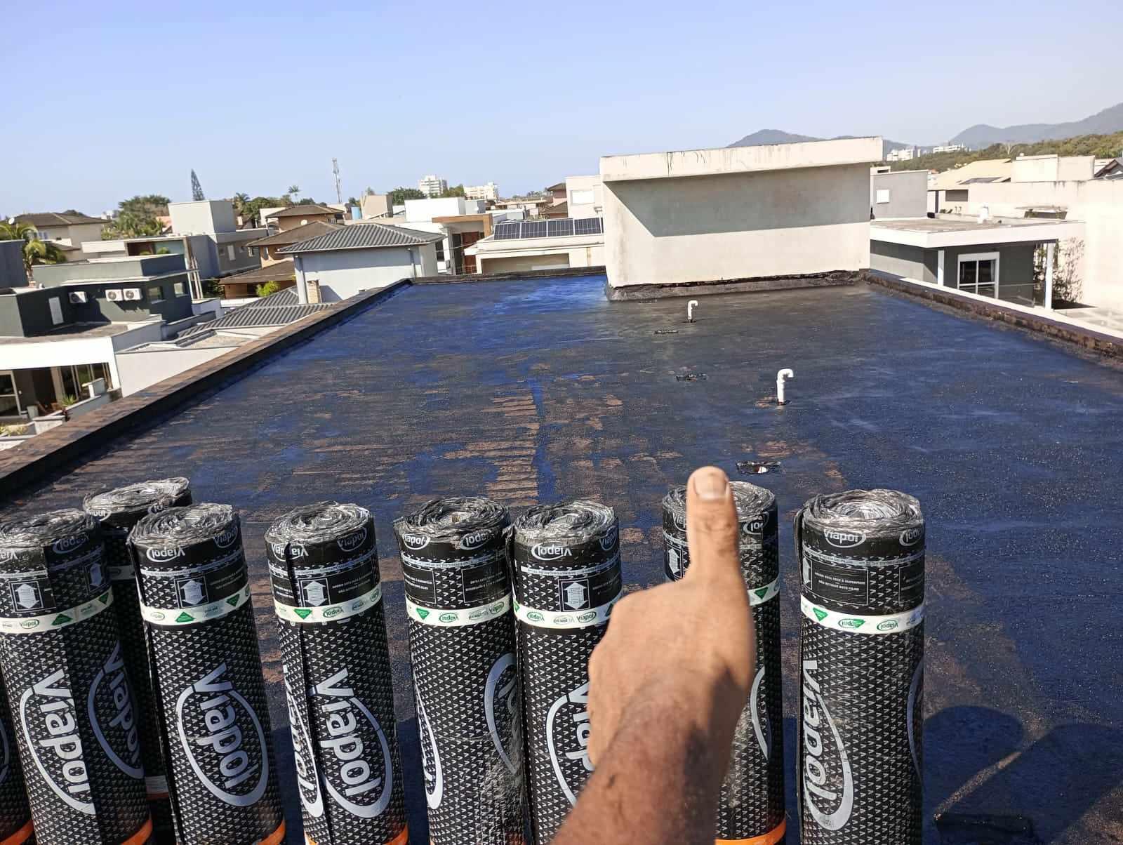 Impermeabilização de laje com manta asfáltica comum.