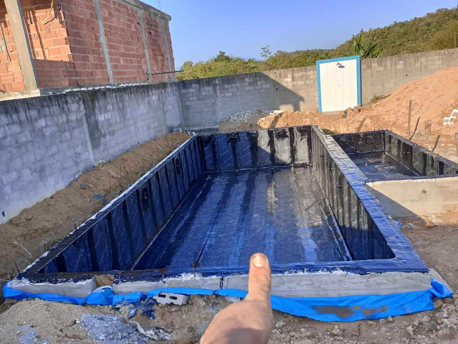 Impermeabilização de piscinas com manta asfáltica.