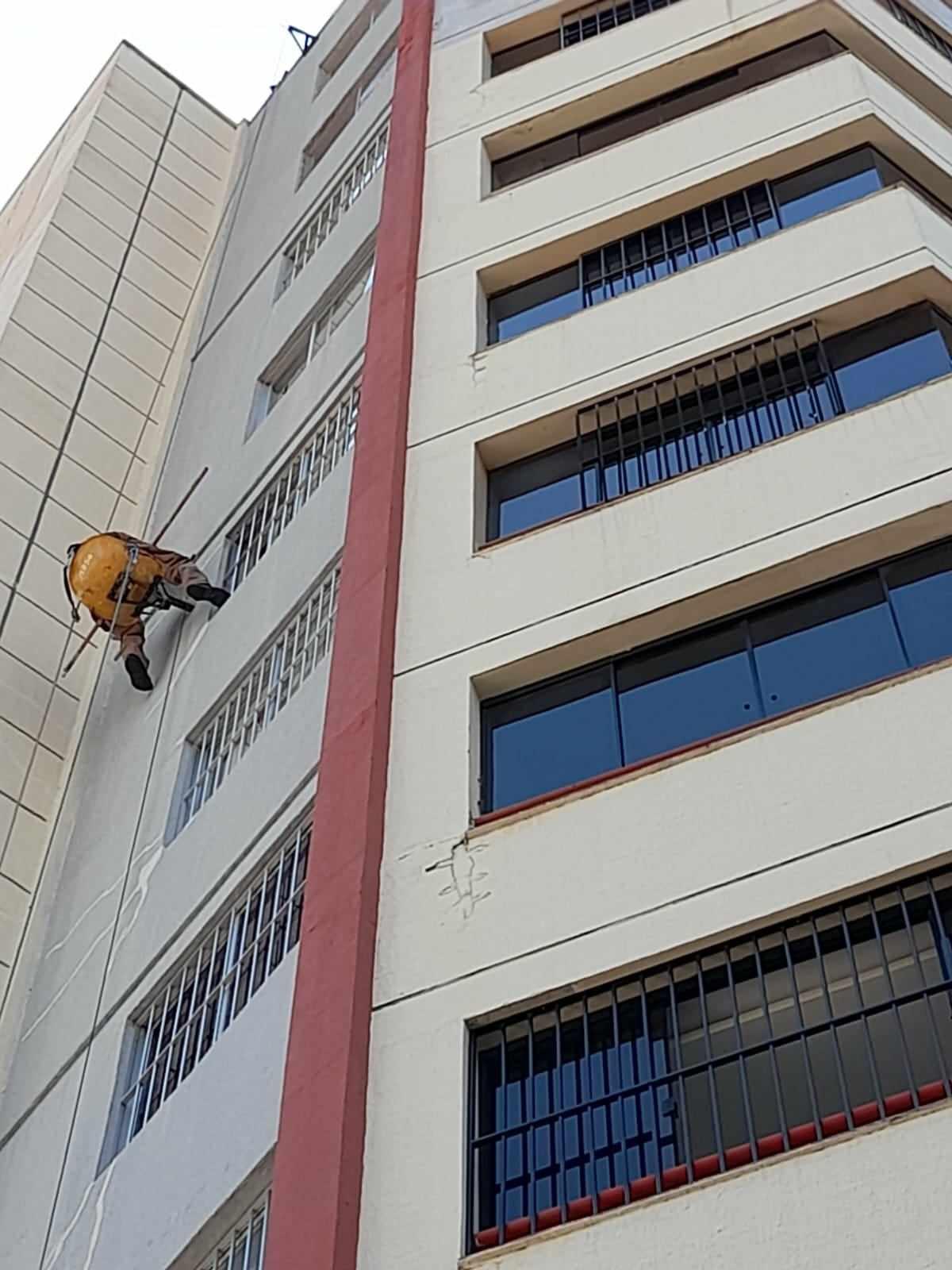 Impermeabilização, tratamento de trincas e pintura em condomínios.