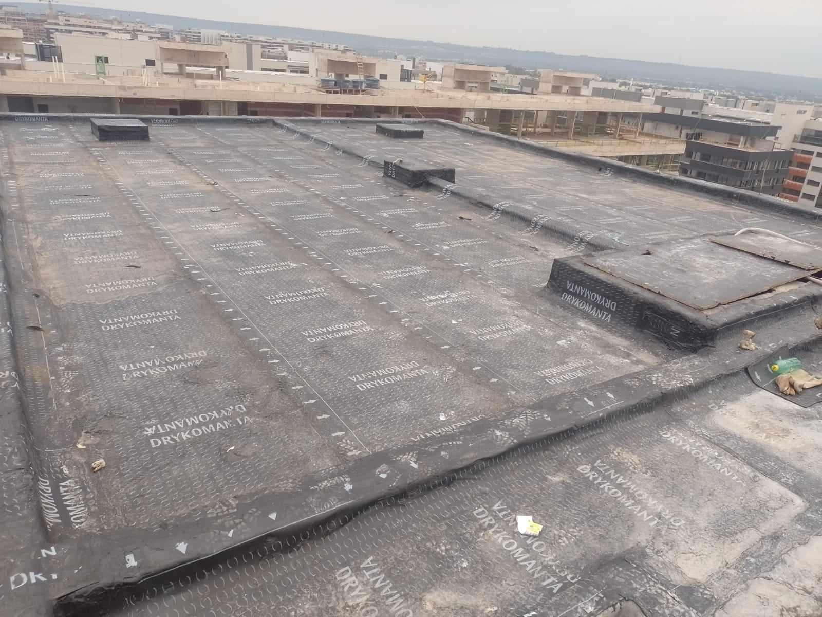 Impermeabilização de lajes com manta asfáltica comum e aluminada.