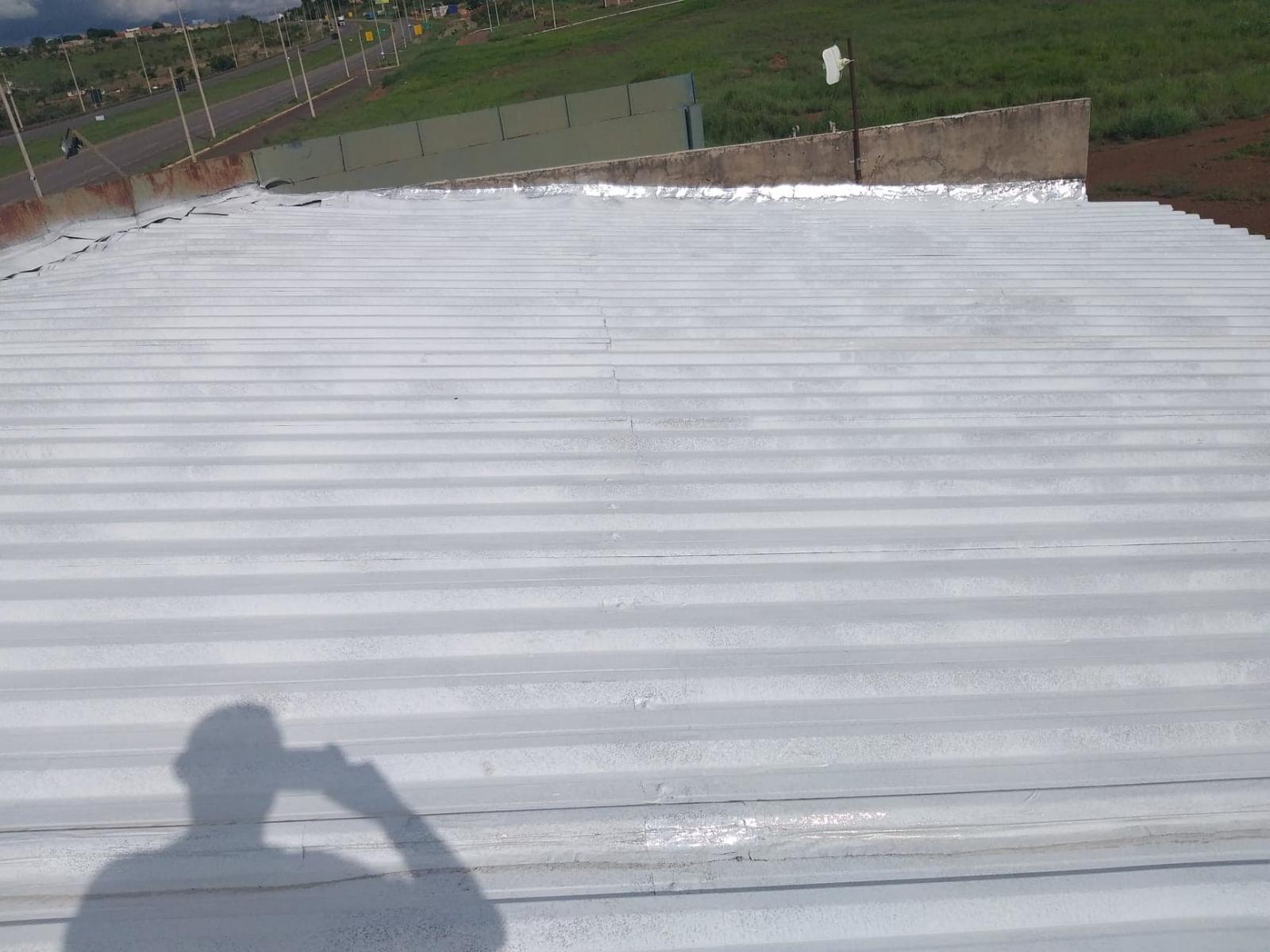 Impermeabilização e isolamento térmico, para telhados e coberturas com tinta térmica emborrachada.