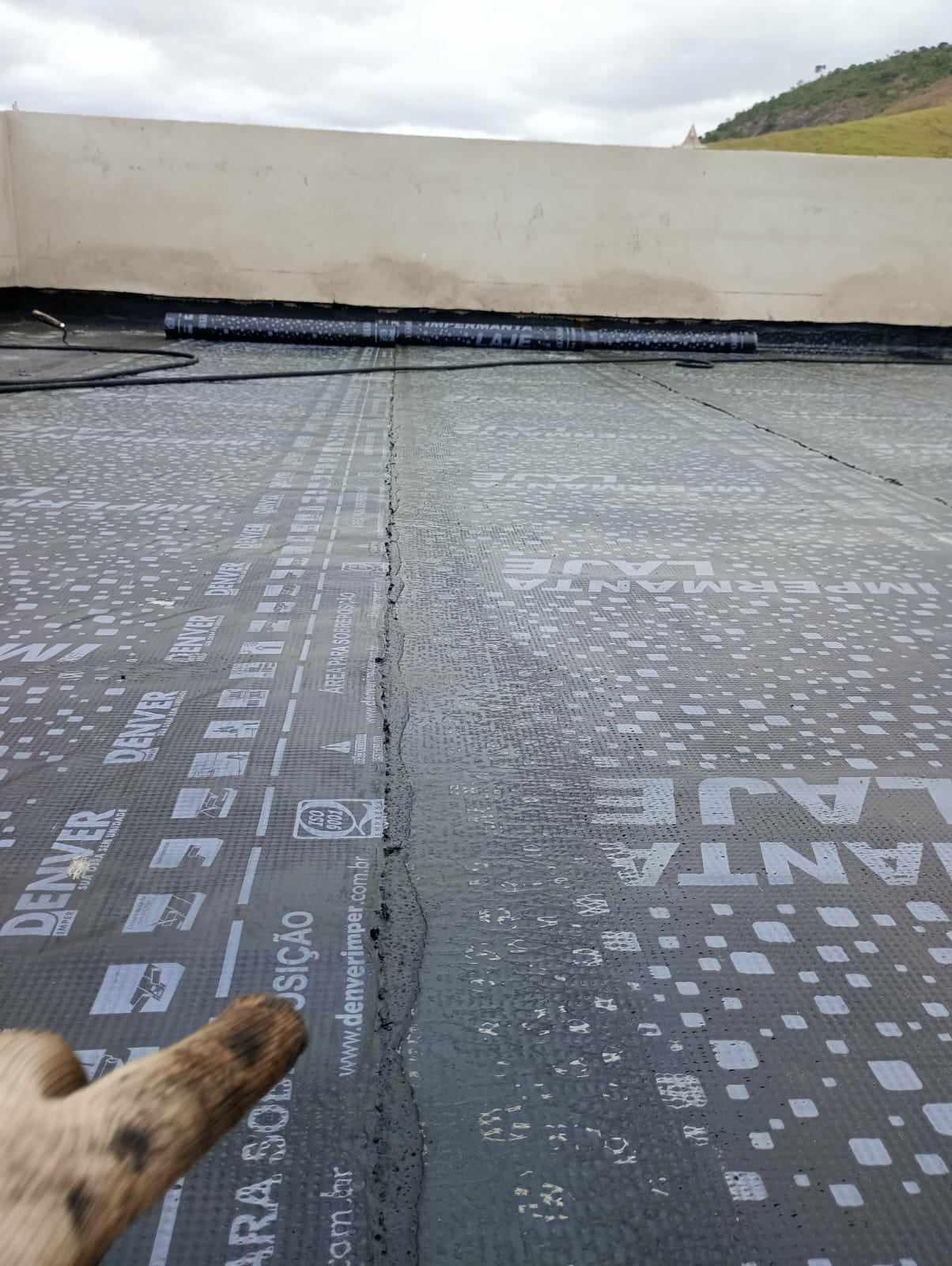 Impermeabilização de laje com manta asfáltica.