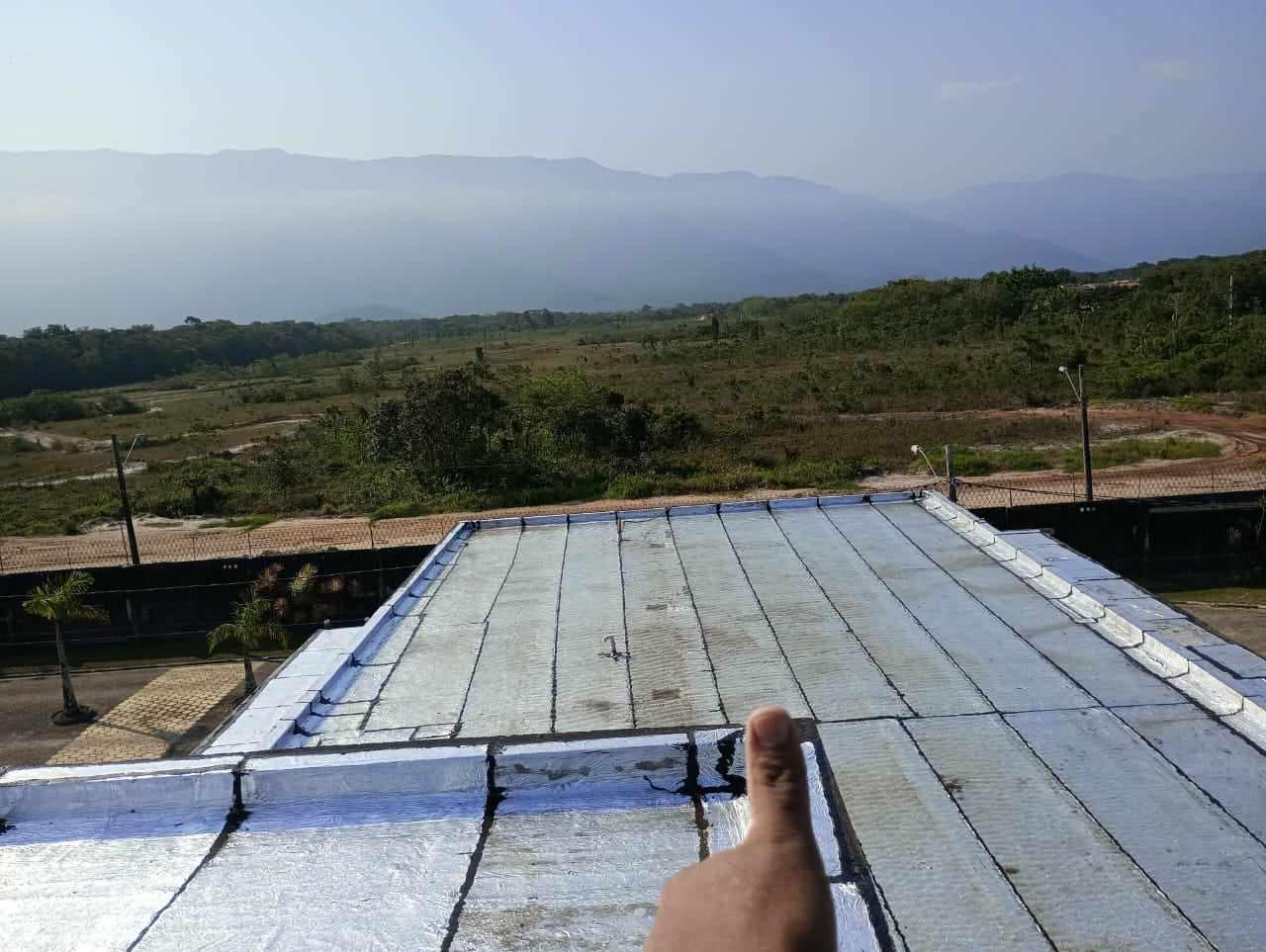 Impermeabilização de laje com manta asfáltica aluminizada.