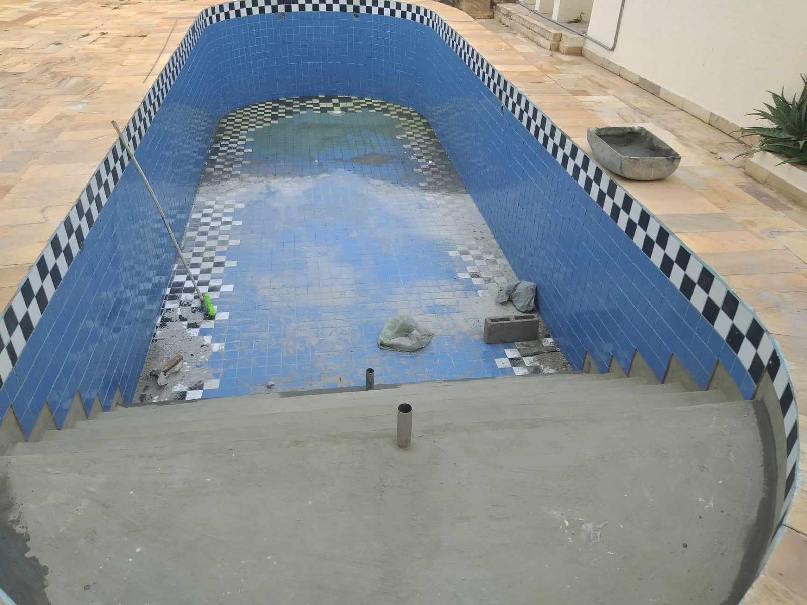 Impermeabilização de piscina com manta asfáltica e borracha liquida azul.