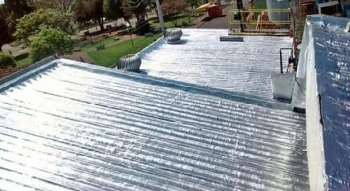 Impermeabilização e isolamento térmico, para telhados e coberturas expostas.