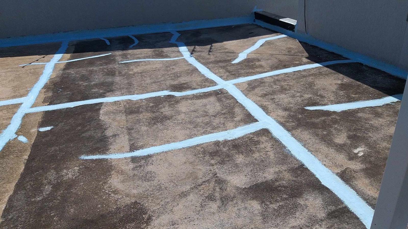 Impermeabilização de lajes expostas com manta asfáltica aluminada e tinta térmica emborrachada.