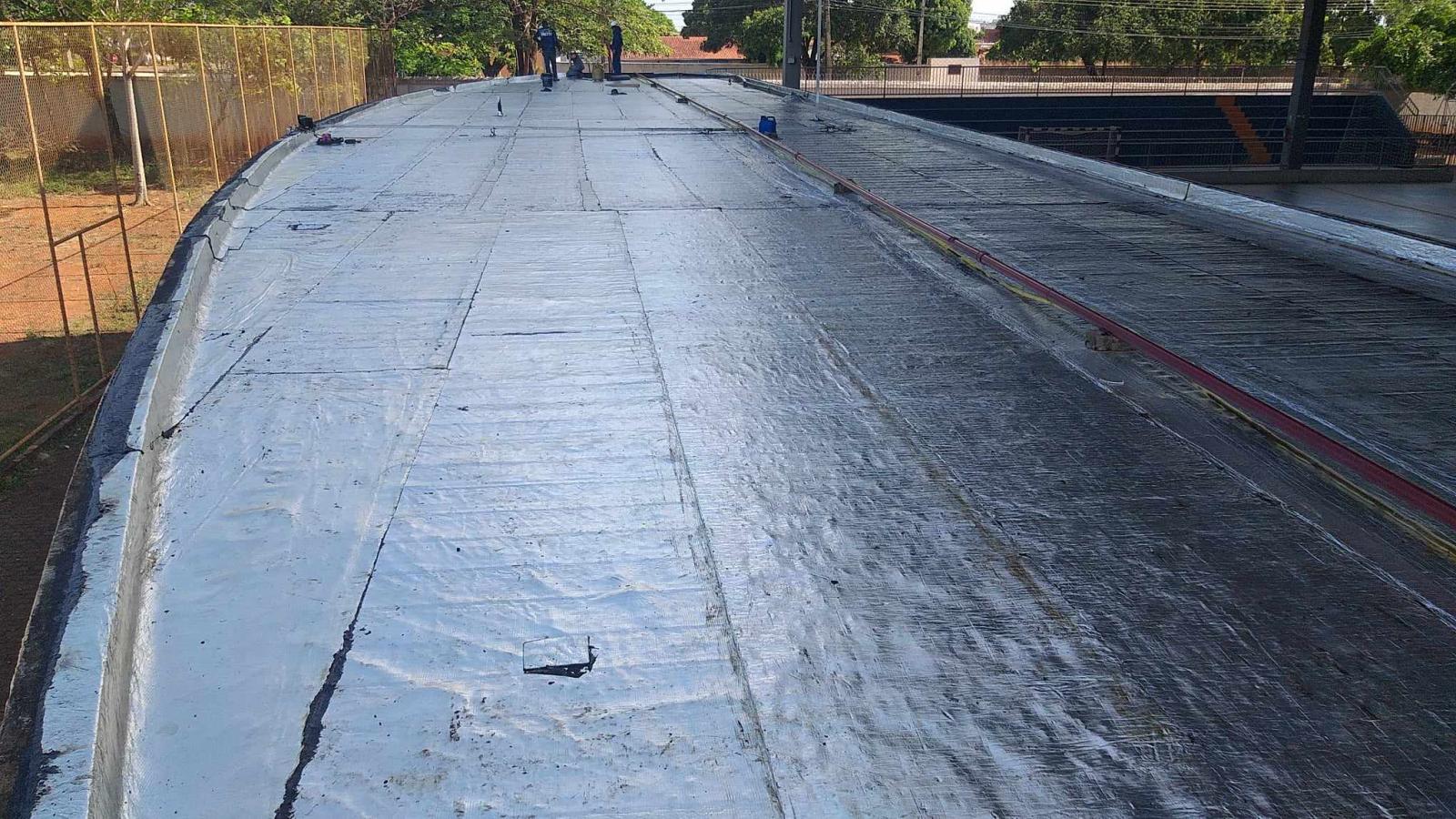 Impermeabilização de lajes expostas com manta asfáltica aluminada e tinta térmica emborrachada.