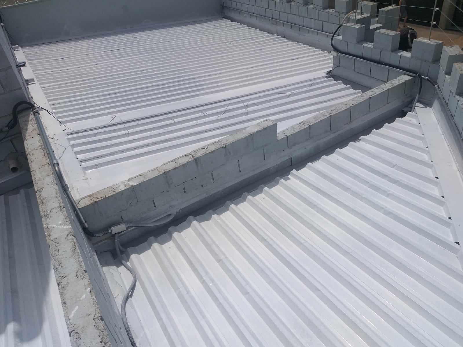 Impermeabilização e isolamento térmico, para telhados e coberturas expostas.