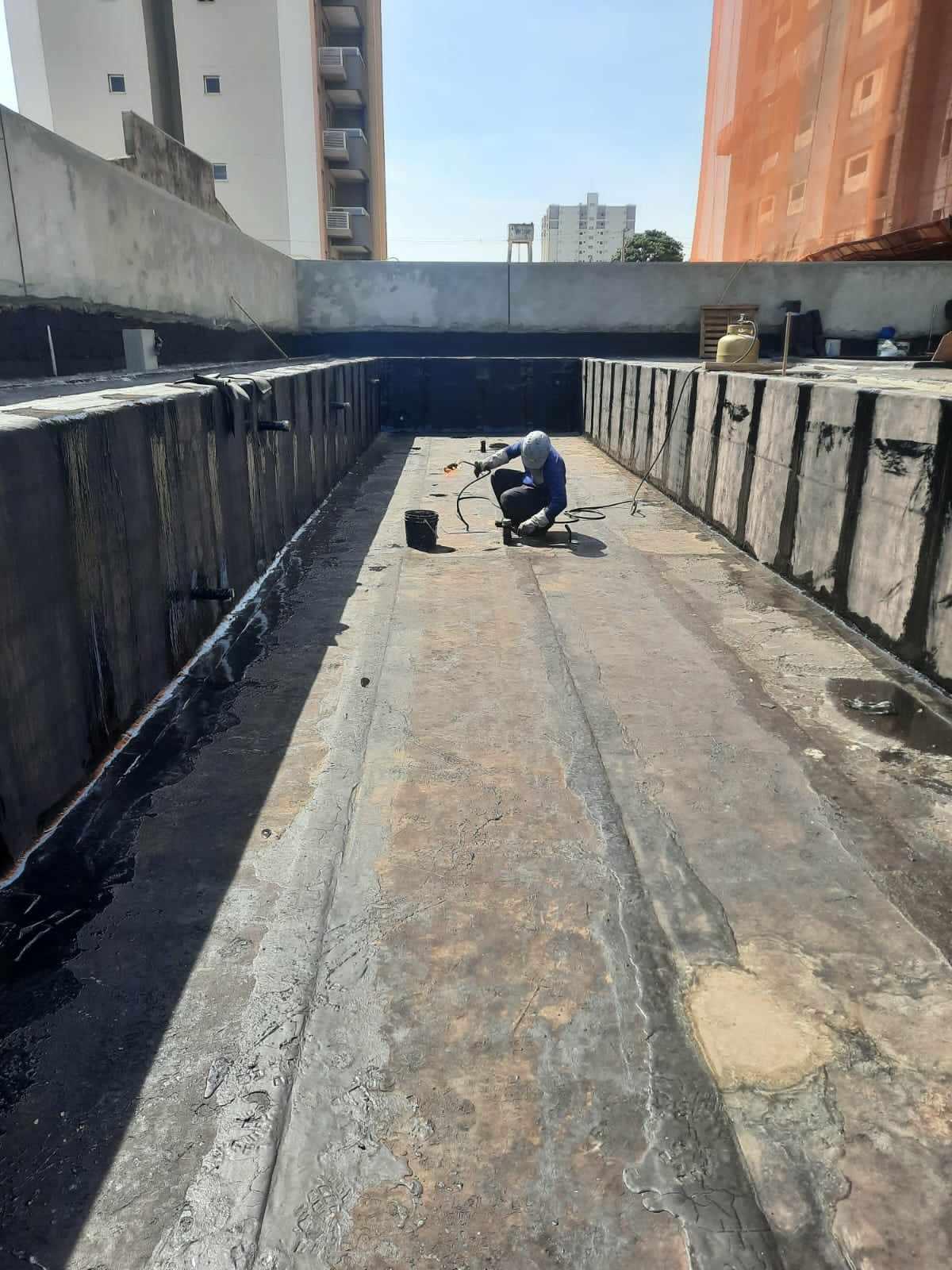 Impermeabilização de piscinas com manta asfáltica.