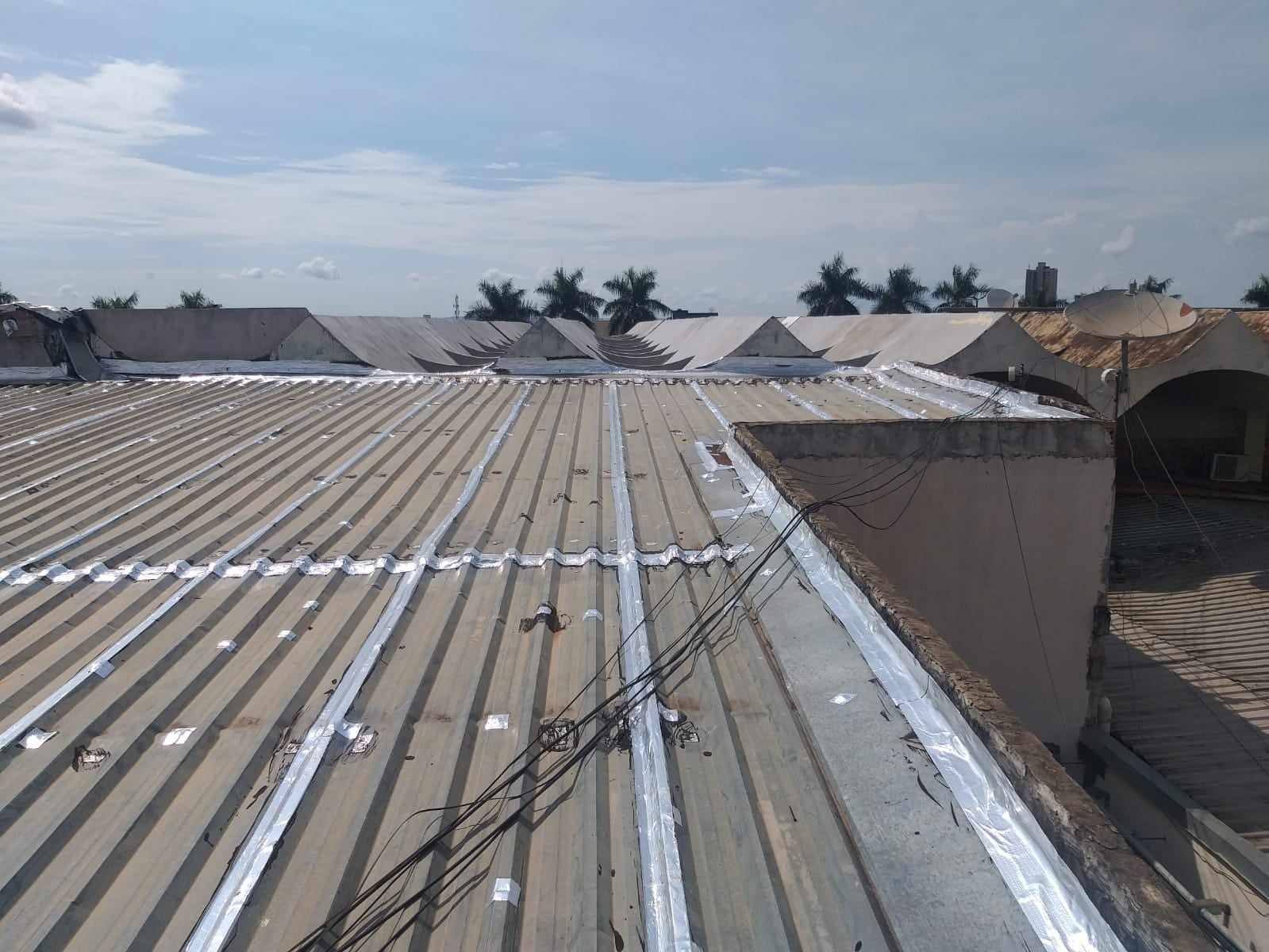 Impermeabilização e isolamento térmico, para telhados e coberturas expostas.