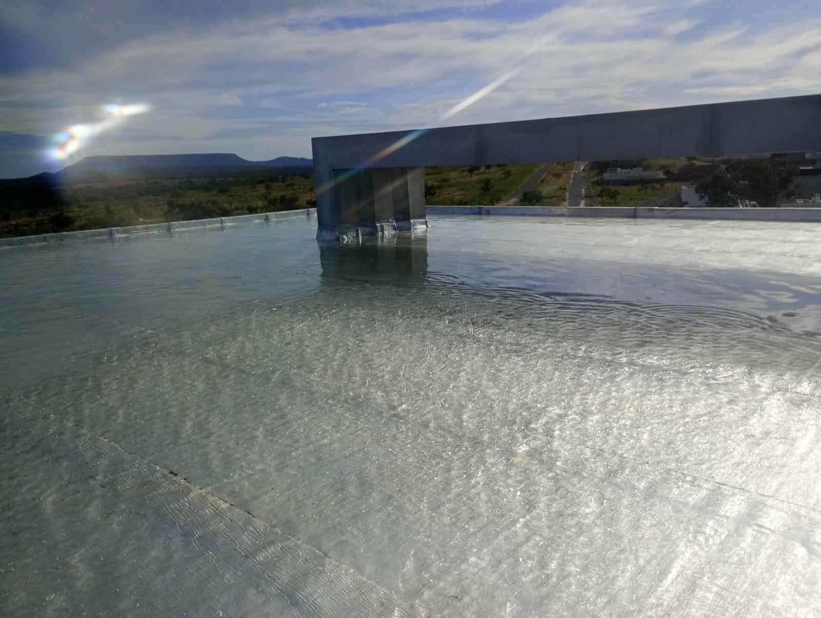 Impermeabilização de laje exposta com manta asfáltica aluminada.